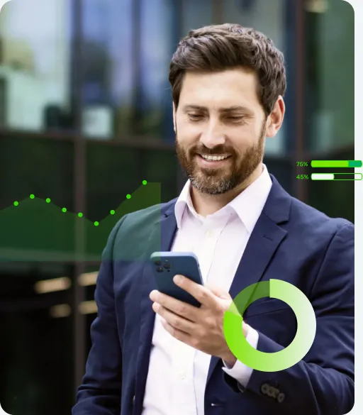Consultor sorrindo ao acompanhar suas comissões pelo celular