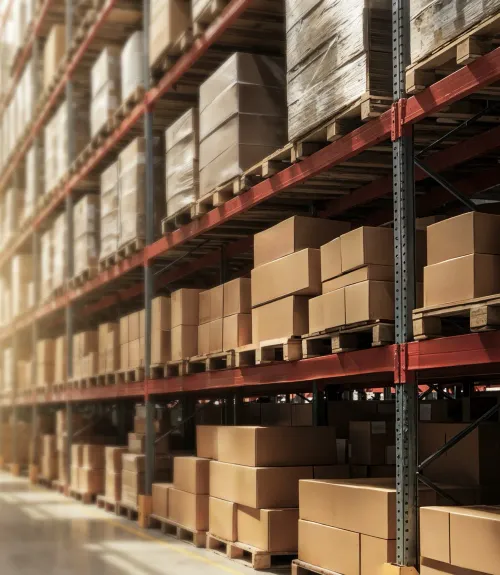 Armazém com mercadorias organizadas em prateleiras