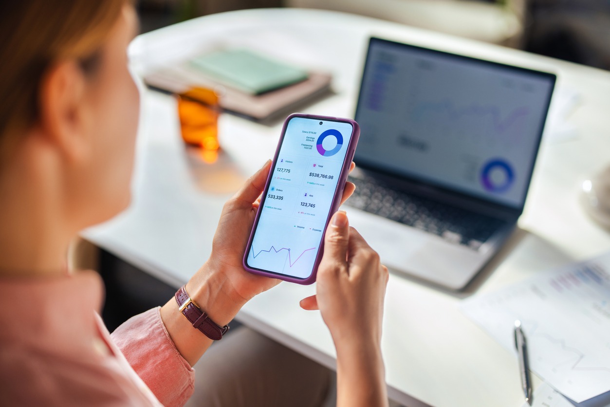 Gestor utilizando o App de Despesas Corporativas da A2W para registrar e acompanhar gastos pelo celular e computador.