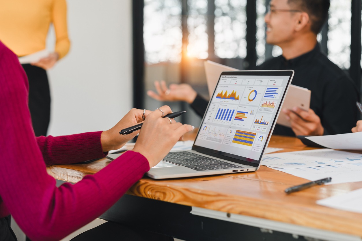 Dashboard de CRM com métricas de vendas, KPIs comerciais e indicadores de desempenho para gestão baseada em dados