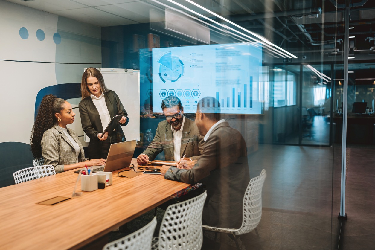 Equipe comercial analisando métricas de vendas para calcular ROI de CRM